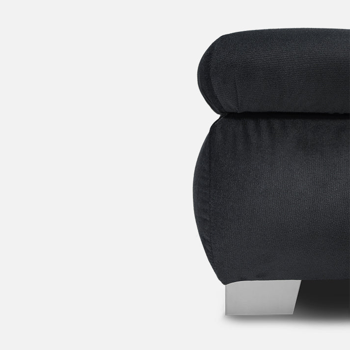 stilingas juodas pufikas prie minksto kampo