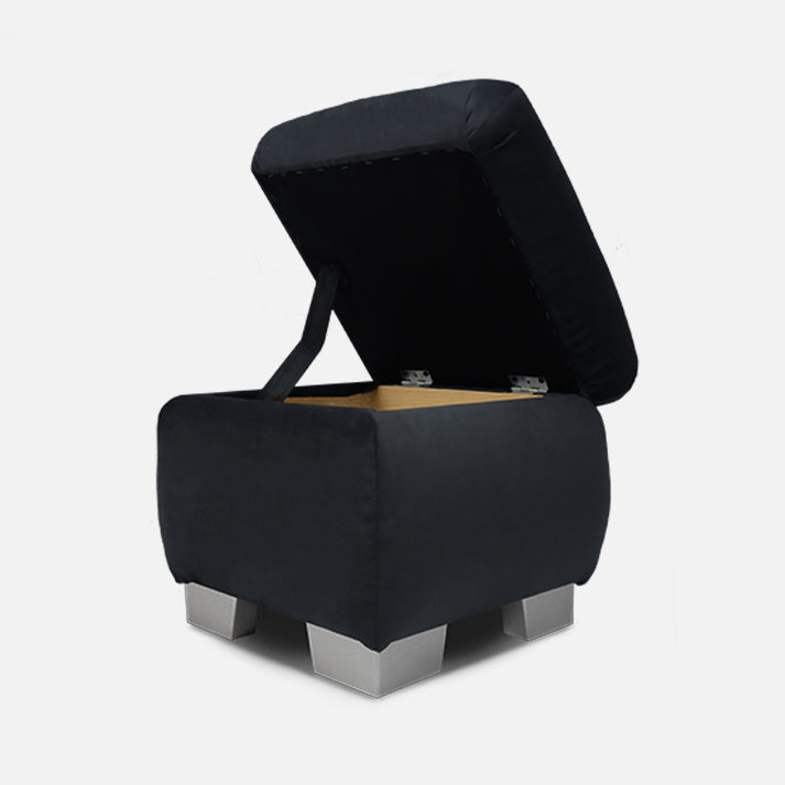 stilingas juodas pufikas prie minksto kampo