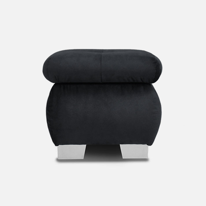 stilingas juodas pufikas prie minksto kampo