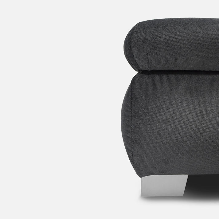 stilingas tamsiai pilkas pufikas prie minksto kampo